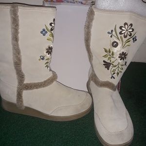 Report Nanuk suede boots